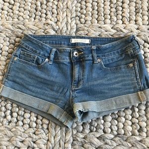 Cute Bullhead cuffed jean shorts